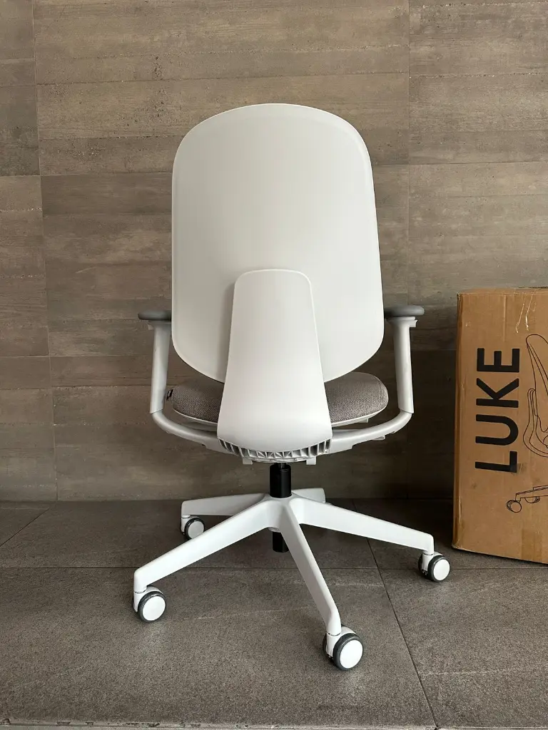 luke gris atras.webp