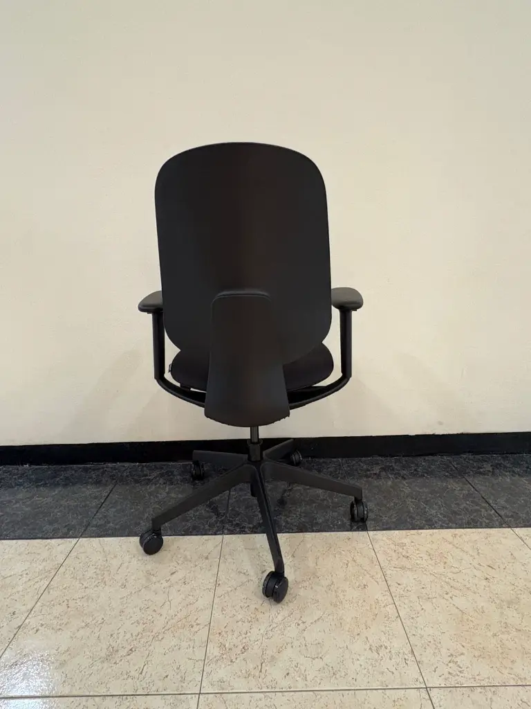 luke negro atras.webp