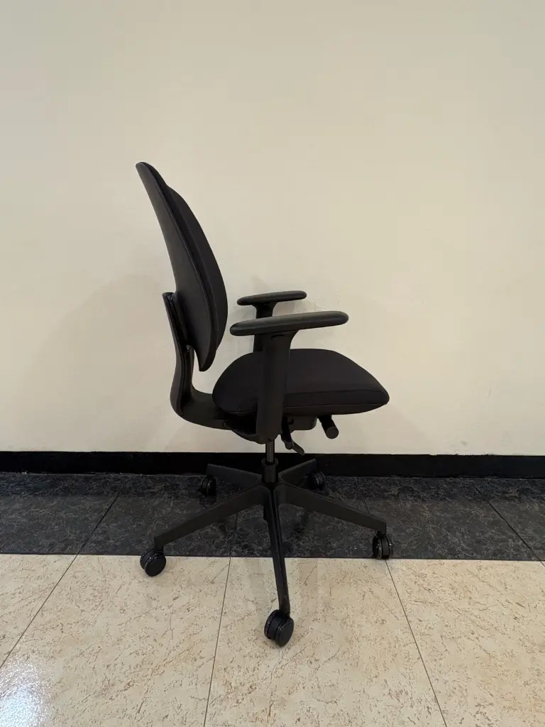 luke negro lado.webp